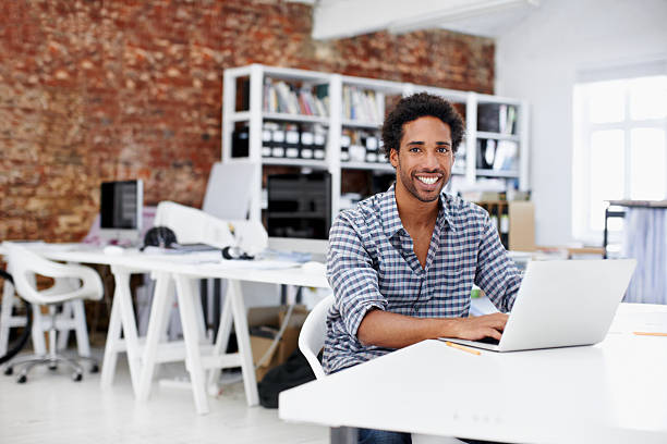 وظيفة مصمم غرافيك ومونتير ومسؤول سوشيال ميديا في إسطنبول