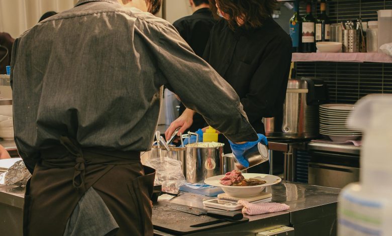 موظف/ة تعبئة مواد المطبخ