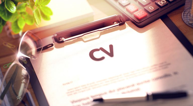 أهم 10 أخطاء في السيرة الذاتية تؤدي للرفض الفوري (CV) + نموذج جدول للتصحيح