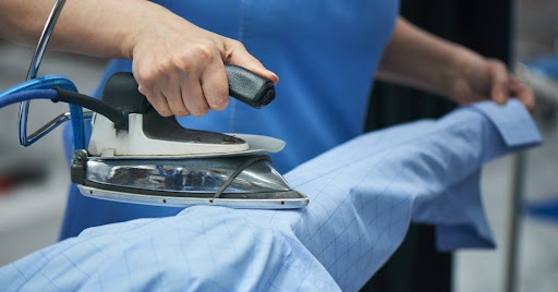 عاملة تنظيف في ورشة كوي