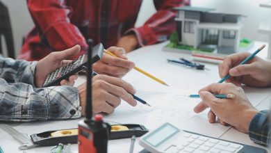 مهندس كميات يقوم بحساب تكاليف أسطح المطابخ والرخام باستخدام مخططات أوتوكاد بنظام العمل عن بعد.