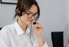 موظفة مبيعات هاتفية