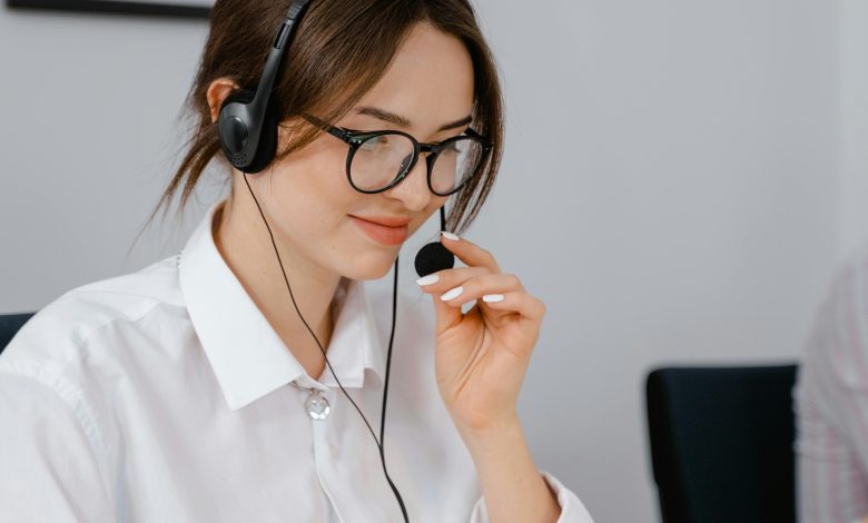 موظفة مبيعات هاتفية