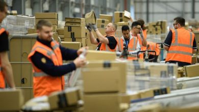 مطلوب عامل تغليف وخلط وتعبئة بهارات – إسطنبول (باشاك شهير) نبحث عن عامل تغليف وخلط وتعبئة بهارات للعمل في إسطنبول – باشاك شهير، ضمن سوق أغتوت للمواد الغذائية في منطقة شاهين تيبة. الوظيفة مناسبة لمن يتمتع بالنشاط والسرعة والقدرة على تحمل ضغط العمل. نبذة عن الوظيفة يعتمد العمل على تنفيذ مهام خلط وتغليف وتعبئة البهارات، والالتزام بتعليمات العمل اليومية داخل بيئة سوق مواد غذائية نشطة، مع ضرورة الدقة والسرعة حسب ضغط العمل. المهام والمسؤوليات خلط وتعبئة البهارات وفق التعليمات. تغليف المنتجات وتجهيزها. الالتزام بسرعة الأداء وجودة العمل. التعاون مع فريق العمل داخل الموقع. موقع العمل المدينة: إسطنبول المنطقة: باشاك شهير – شاهين تيبة الموقع: سوق أغتوت للمواد الغذائية ساعات العمل من الساعة 8:00 صباحًا حتى 7:00 مساءً. لا يوجد وقت ثابت للغداء أو الاستراحة، ويتم تحديده حسب ضغط العمل. المتطلبات سرعة في الأداء. نشاط وحيوية وتحمل ضغط العمل. الجدية والالتزام. اللغة غير مطلوبة. يُفضّل وجود خبرة سابقة في التغليف أو العمل داخل المستودعات. الراتب والتفاصيل المالية تفاصيل الراتب غير مذكورة في الإعلان، ويُنصح بالاستفسار عنها مباشرة عند التواصل. طريقة التقديم التواصل للاستفسار والتقديم مباشرة. التواصل عبر واتساب تنبيهات مهمة لا تدفع أي رسوم مقابل التقديم أو العمل. تأكد من الاتفاق على تفاصيل الدوام والراتب قبل البدء. أي طلب مالي يُعد إشارة تحذير. روابط تهمك صفحة الوظائف في أحمد في إسطنبول قسم الحياة في تركيا قناة واتس آب أحمد في إسطنبول تيك توك أحمد في إسطنبول قد يهمك أيضًا لمتابعة أحدث فرص العمل يوميًا: تابع صفحة الوظائف على موقع أحمد في إسطنبول.