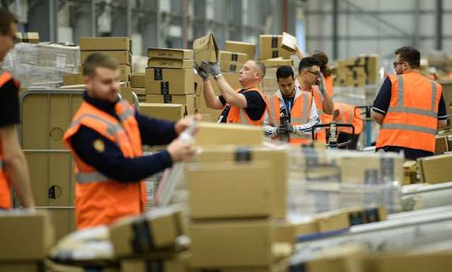 مطلوب عامل تغليف وخلط وتعبئة بهارات – إسطنبول (باشاك شهير) نبحث عن عامل تغليف وخلط وتعبئة بهارات للعمل في إسطنبول – باشاك شهير، ضمن سوق أغتوت للمواد الغذائية في منطقة شاهين تيبة. الوظيفة مناسبة لمن يتمتع بالنشاط والسرعة والقدرة على تحمل ضغط العمل. نبذة عن الوظيفة يعتمد العمل على تنفيذ مهام خلط وتغليف وتعبئة البهارات، والالتزام بتعليمات العمل اليومية داخل بيئة سوق مواد غذائية نشطة، مع ضرورة الدقة والسرعة حسب ضغط العمل. المهام والمسؤوليات خلط وتعبئة البهارات وفق التعليمات. تغليف المنتجات وتجهيزها. الالتزام بسرعة الأداء وجودة العمل. التعاون مع فريق العمل داخل الموقع. موقع العمل المدينة: إسطنبول المنطقة: باشاك شهير – شاهين تيبة الموقع: سوق أغتوت للمواد الغذائية ساعات العمل من الساعة 8:00 صباحًا حتى 7:00 مساءً. لا يوجد وقت ثابت للغداء أو الاستراحة، ويتم تحديده حسب ضغط العمل. المتطلبات سرعة في الأداء. نشاط وحيوية وتحمل ضغط العمل. الجدية والالتزام. اللغة غير مطلوبة. يُفضّل وجود خبرة سابقة في التغليف أو العمل داخل المستودعات. الراتب والتفاصيل المالية تفاصيل الراتب غير مذكورة في الإعلان، ويُنصح بالاستفسار عنها مباشرة عند التواصل. طريقة التقديم التواصل للاستفسار والتقديم مباشرة. التواصل عبر واتساب تنبيهات مهمة لا تدفع أي رسوم مقابل التقديم أو العمل. تأكد من الاتفاق على تفاصيل الدوام والراتب قبل البدء. أي طلب مالي يُعد إشارة تحذير. روابط تهمك صفحة الوظائف في أحمد في إسطنبول قسم الحياة في تركيا قناة واتس آب أحمد في إسطنبول تيك توك أحمد في إسطنبول قد يهمك أيضًا لمتابعة أحدث فرص العمل يوميًا: تابع صفحة الوظائف على موقع أحمد في إسطنبول.