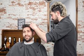 معلم حلاقة في إسطنبول